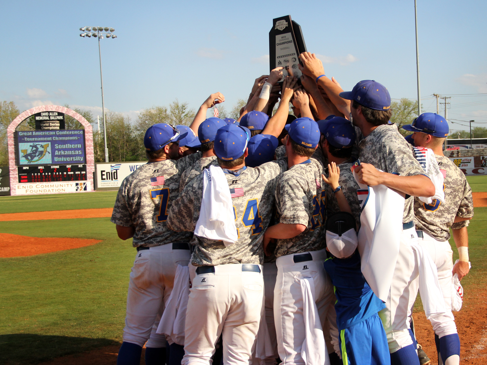 SAU team celebrates the 2013 GAC Championship victory.