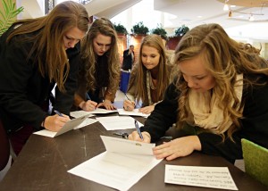 A group of SAU students stop by to personally thank our donors. (Right) Mackenzie Hamilton shares her appreciation to SAU donors.